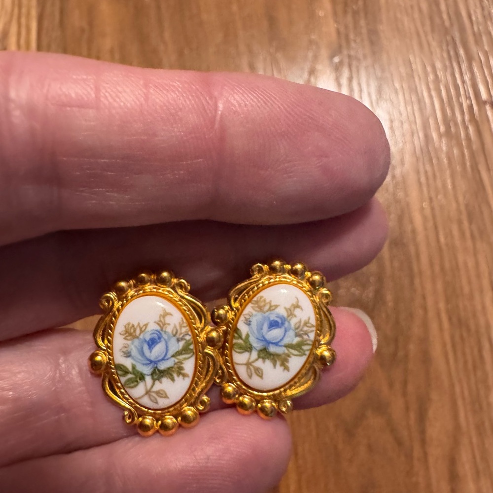 🚨 AWESOME VINTAGE OOAK ANTIQUE Gold Earrings with Blue Floral Design